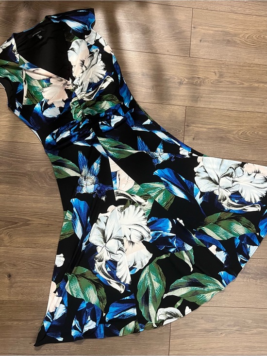 White House Black Market Dresses & Skirts - WHBM Floral Ruched Front V-Neck Midi Dress Black Blue Cap Sleeve M